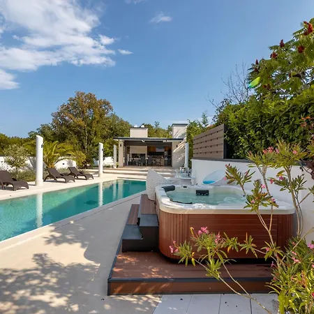 Toscana With Pool, Sauna And Jacuzzi