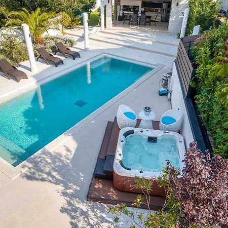 Villa Toscana With Pool, Sauna And Jacuzzi