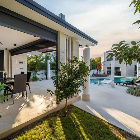 וילה Villa Toscana With Pool, Sauna And Jacuzzi