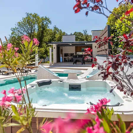 Toscana With Pool, Sauna And Jacuzzi