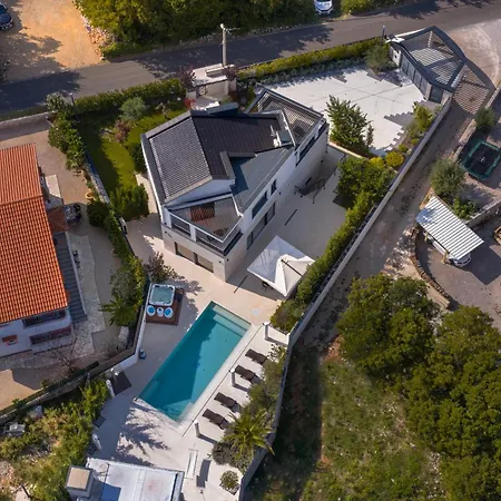 Villa Toscana With Pool, Sauna And Jacuzzi